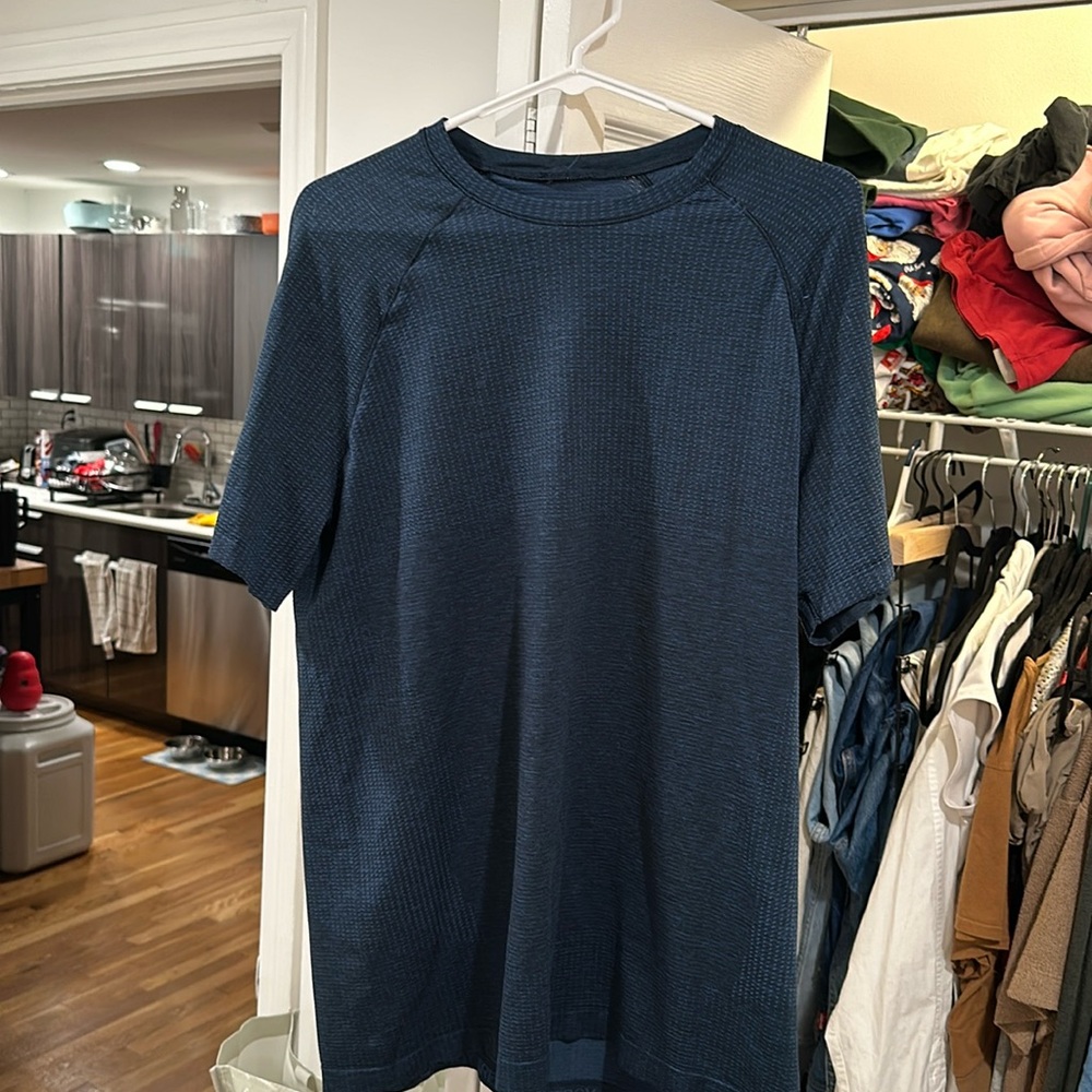 Lulu metal vent tech tee large